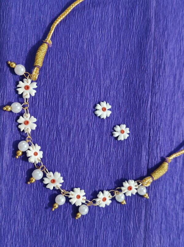 Prajkta Flower Choker