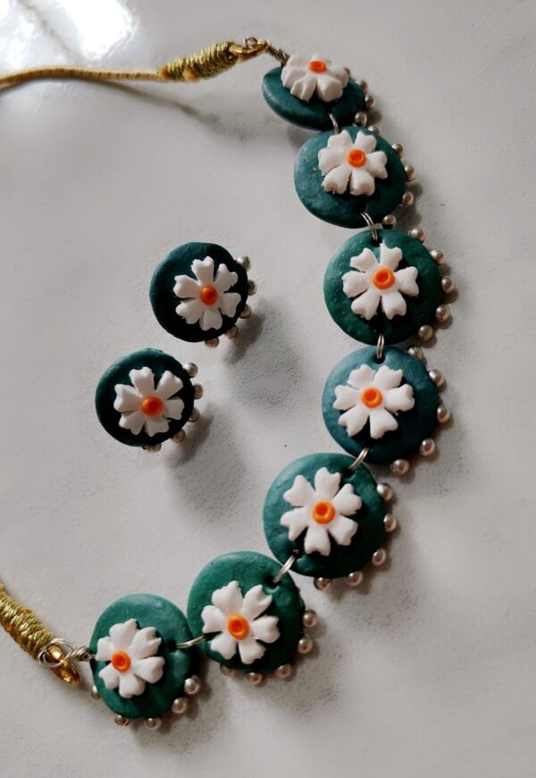 Prajkta flower beaded choker (Green)